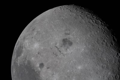 Maan close-up