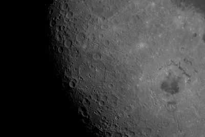 Maan close-up